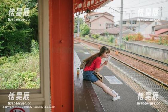 BoLoli菠萝社 - 柳侑绮的高清写真：透明和真实之间的微妙平衡