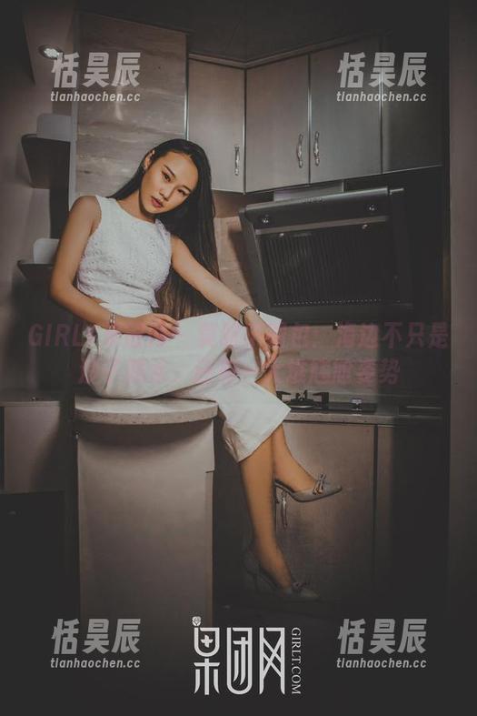 GIRLT果团网 - 莫雅琪图包：海边不只是沙子和水，还有一大堆尴尬姿势
