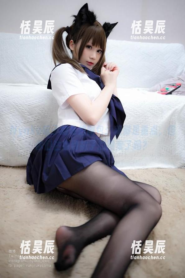 Nyako喵子的私拍图包：美脚是重点，但你们注意到袜子的图案了吗？