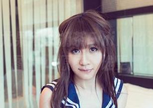 UGirls尤果网 - 奶茶Emily的泳衣时光：图片vs原图，谁更撩？