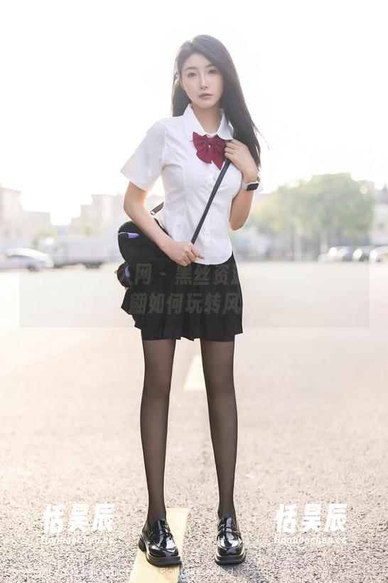 Xiuren秀人网 - 黑丝资源展示：看唐翩翩如何玩转风格