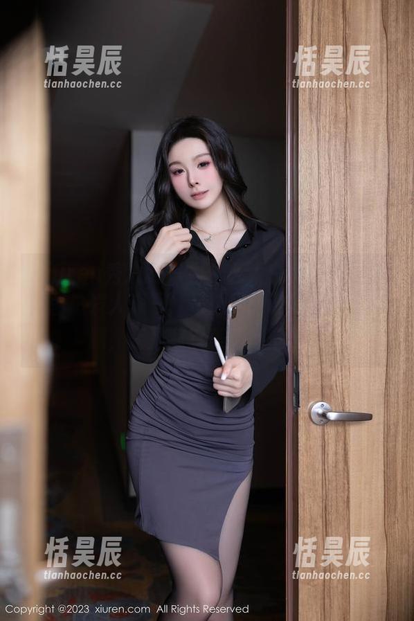 Xiuren秀人网 - 为什么大白兔吖的丝袜套图总发人深思，是袜子的设计细节有问题，还是我审美出问题了？