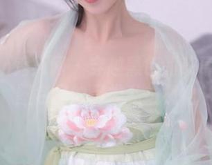 Xiuren秀人网 - 穿越黑色的草莓mm：图包里的另类私拍视角