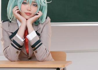 看ZinieQ穿芭芭拉泳装，心想：海鸥们是不是该开始学着打扮自己了？