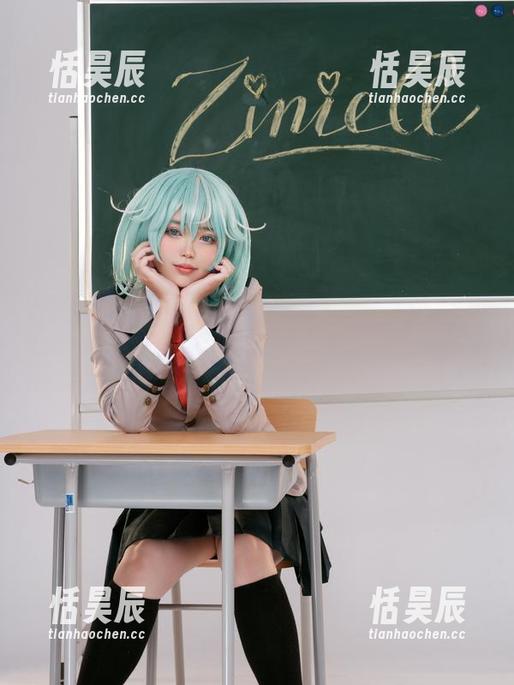 看ZinieQ穿芭芭拉泳装，心想：海鸥们是不是该开始学着打扮自己了？