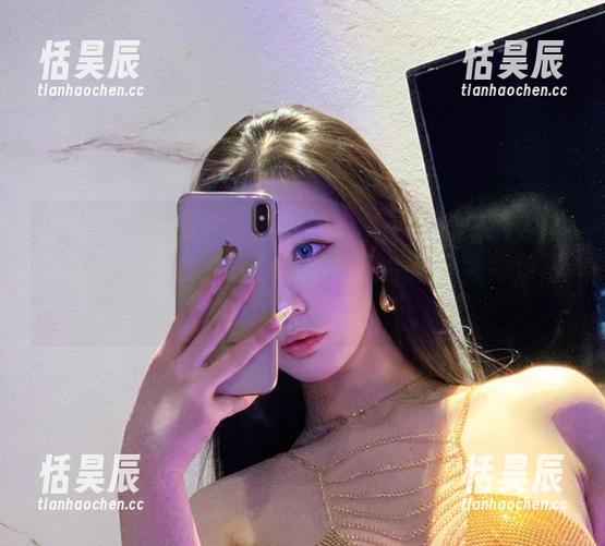 微密圈 - 一照片一段婚纱心事：不爱笑的赛琳的婚纱写真集下载中，不保证会让你变得浪漫！