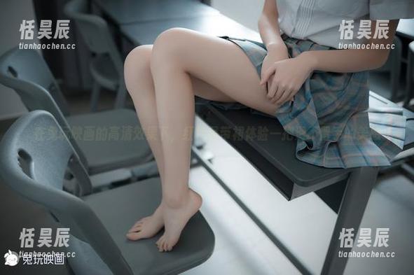 在兔玩映画的高清效果下，红色吊带裙体验一把滑不留手的美感