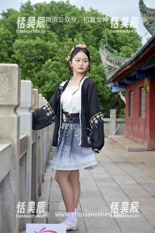 初夏女神 - 双双挑逗的镂空原图，反正我是看得欲罢不能！