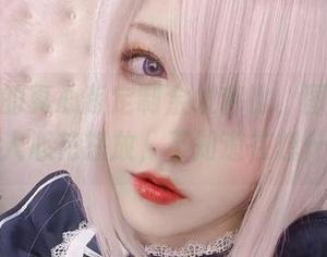 啾小妍的真心版定制金发芭比，图片看着真让人心花怒放，不知道在想什么。