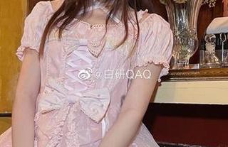 没错，这里有妖君白研最新图册：任何人都不能抗拒的丝袜！
