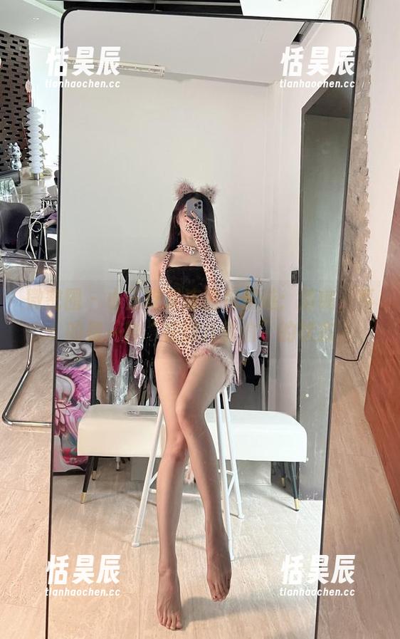 微密圈 - 小玉吃果冻图包精选：清纯，真的是一种“在这儿偷偷”的状态