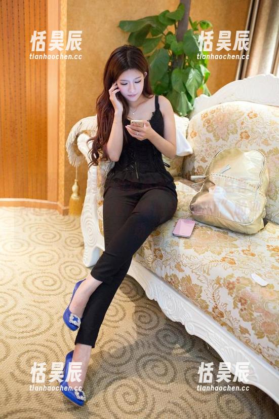 推女郎 - 娜露的全套吊带，图片里总有一种让我想说“这衣服谁能穿出门啊”的冲动