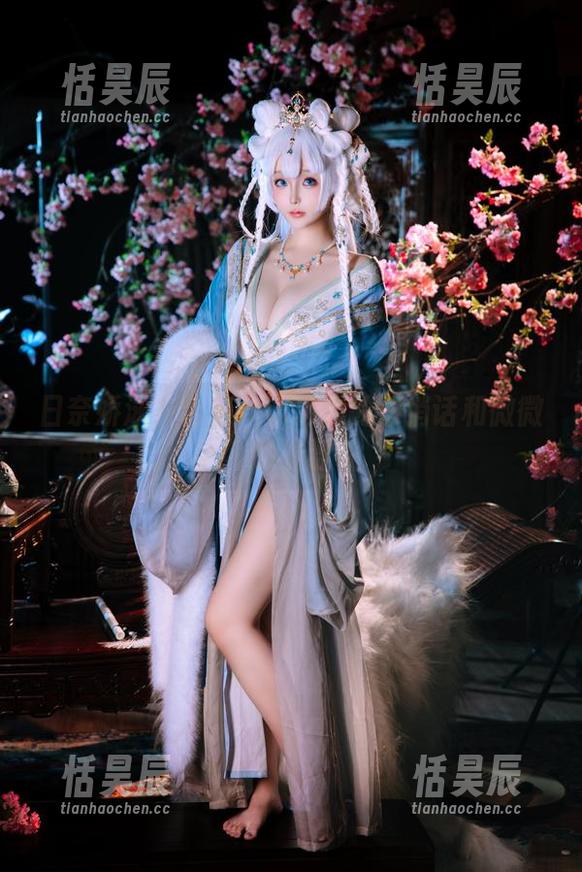 日奈娇泳衣合集：泳池边的悄悄话和微微的羞涩
