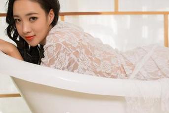 果团网：这款黑丝也是别有洞天，镂空的设计太惹眼了吧？