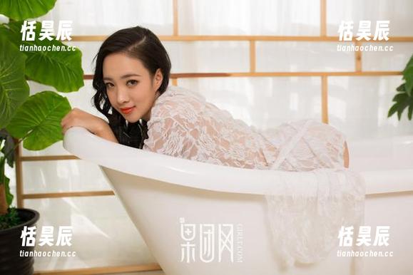 果团网：这款黑丝也是别有洞天，镂空的设计太惹眼了吧？
