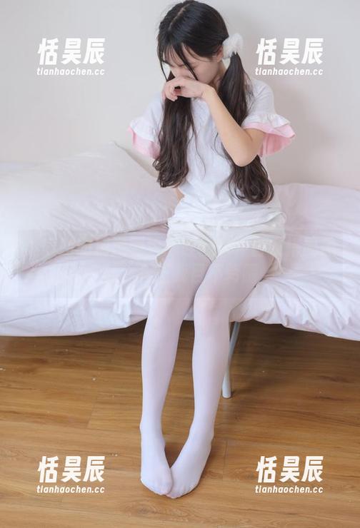 森萝财团精选图包：哇！一件白衣搭配黑丝，反正我目不转睛