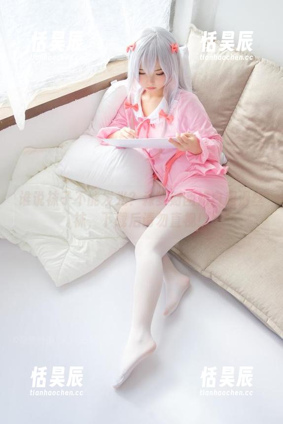 谁说袜子不能发光？森萝财团奶白超滑丝袜，下载后请勿直视！