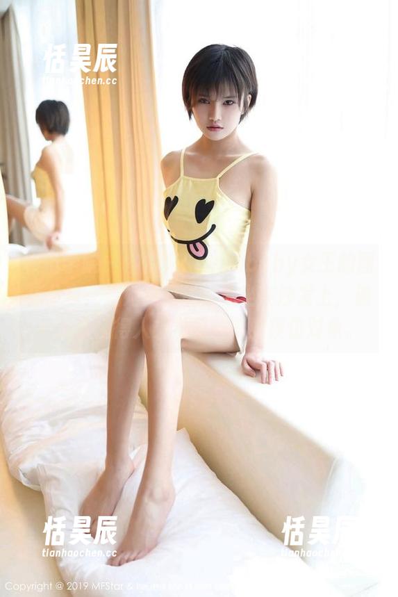 模范学院 - 柳侑绮Sevenbaby女王的图库分享：看她如何优雅地坐在沙发上，确实是个值得人类学习的高雅模仿对象。