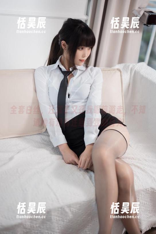 全套白丝，汪知子又在我眼前游走，不知道她有没有注意到我的目光