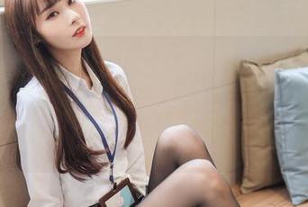 在泥泥汝的最新猫女图册中，我发现了猫的风格和姿态，真想跟她讨论一下这风格上的选择！