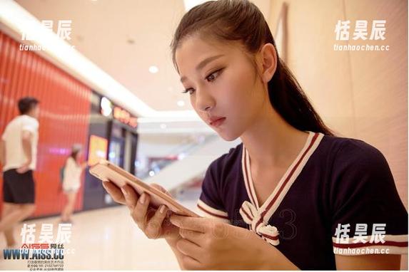 爱丝 - 教室里的佳慧，作品可带走吗？快来下载！