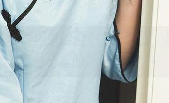 爱尤物 - 美图中的孟十朵：制服，真的是骨子里的风格吗？
