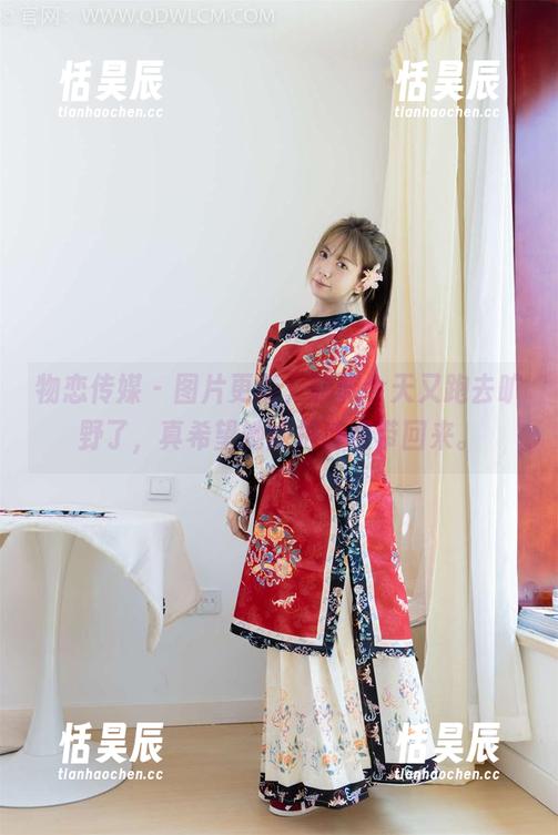 物恋传媒 - 图片更新，菲菲今天又跑去旷野了，真希望她能把诗也带回来。