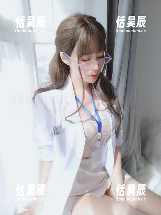 这图包里的白银81，是在说什么呢？分享她的粉色蝴蝶睡衣吧