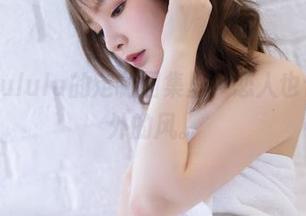 在白露Bululu的定制图集里，恋人也许只是窗外的风。