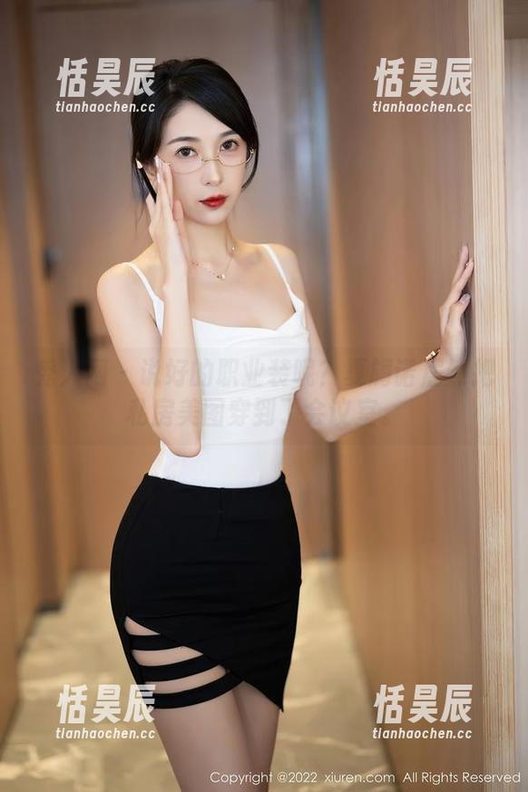 秀人网 - 说好的职业装呢？夏旖诺居然把私房美图穿到了会议室。