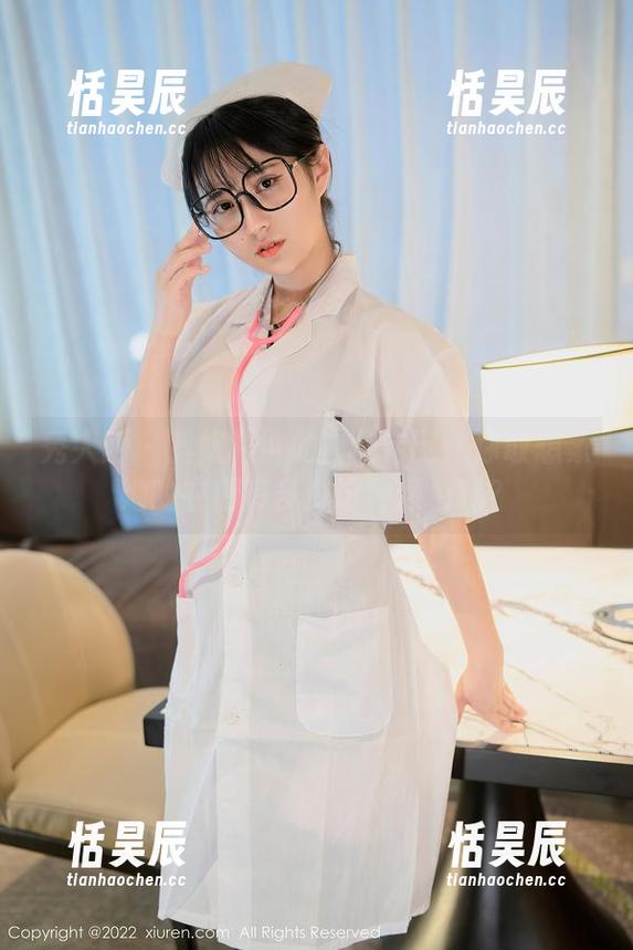 秀人网 - 抖娘利世的白色定制：你敢想象她的衣橱有多少这种颜色吗？