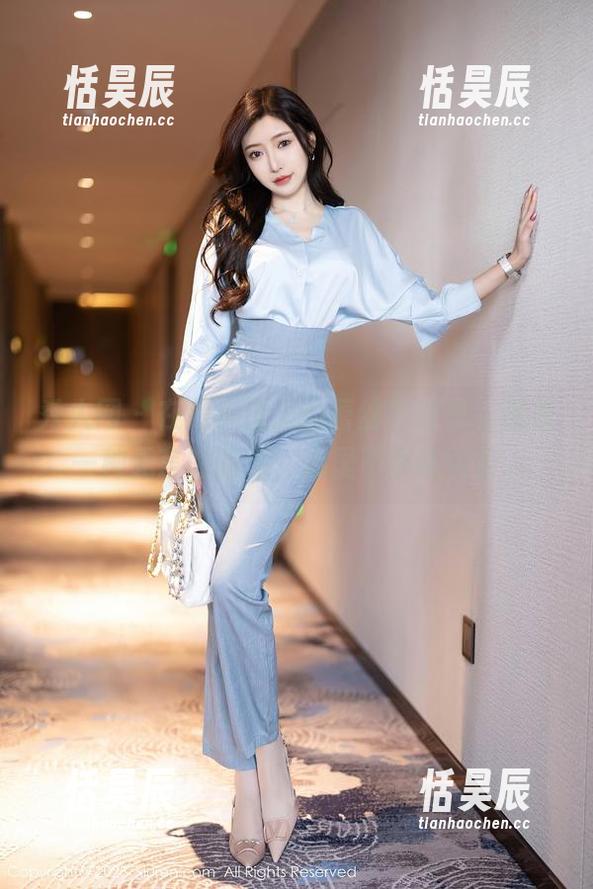 秀人网 - 在是小逗逗的蕾丝写真里，透着一种无言的暗示，心里不停咕哝着...