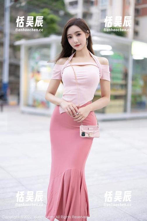 秀人网 - 王馨瑶yanni的户外私拍图集：风儿轻轻，草儿欢闹，唯一没见的就是狗狗！