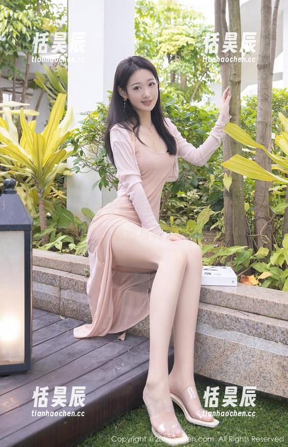 秀人网 - 把皮衣穿出高级感？没问题，罗爱乔用她的精选写真展现了魔法！