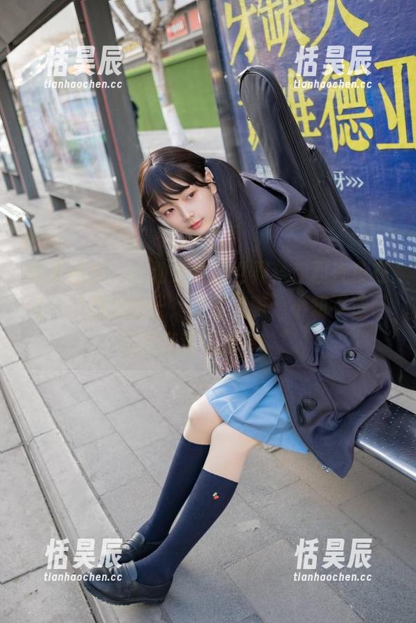 稚乖画册 - 吉他少女的世界，赤西夜夜在旁：“撸起袖子，准备追随，不知不觉已沉浸在这氛围中。”