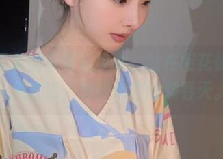 这张写真的紫氯氯少女，站在樱花树丛中，风吹过，她好像在呼喊春天。