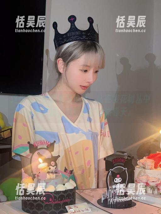 这张写真的紫氯氯少女，站在樱花树丛中，风吹过，她好像在呼喊春天。