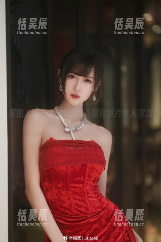 腐团儿Ikaros的白丝，福利照片令人浮想联翩。