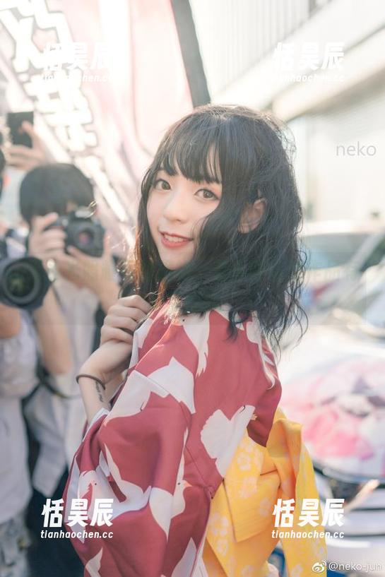 无圣光照耀下的旗袍，舞小喵这件作品有点意思