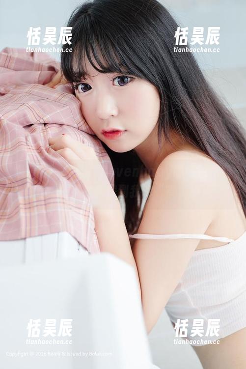 菠萝社 - 柳侑绮Sevenbaby的白色定制写真，时不时就戳到我的“审美痛点”