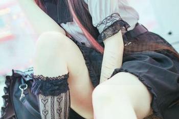 谁说灰丝不能美？落落Raku的写真让你大开眼界