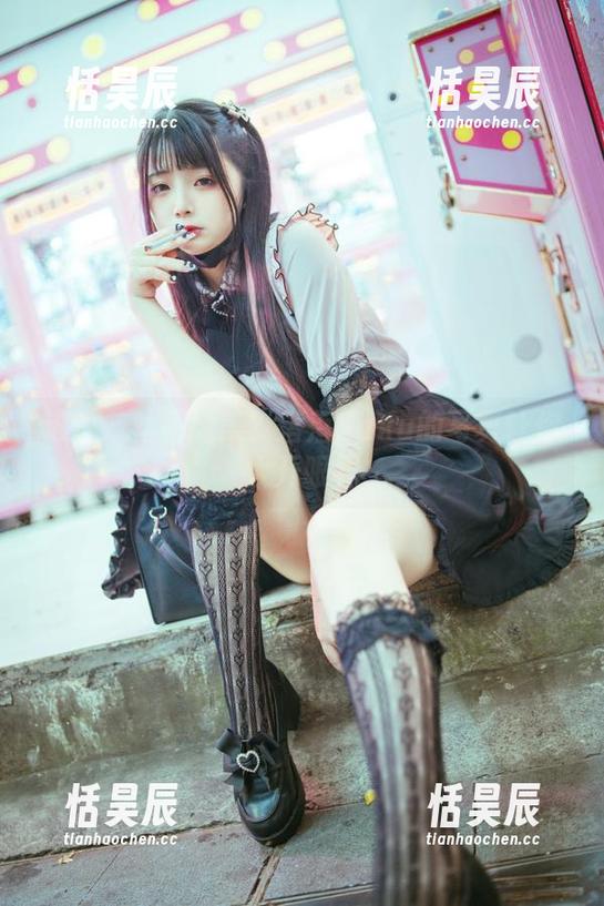 谁说灰丝不能美？落落Raku的写真让你大开眼界