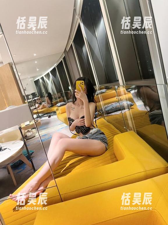 微密圈 - 呐，最新的葛征带来的大红皮衣作品，那身后背能挡住多少道目光？