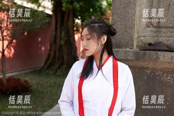 蜜桃社 - 在泳池遇见林柔柔，水波荡漾，美图堆里掏出又一堆资源。