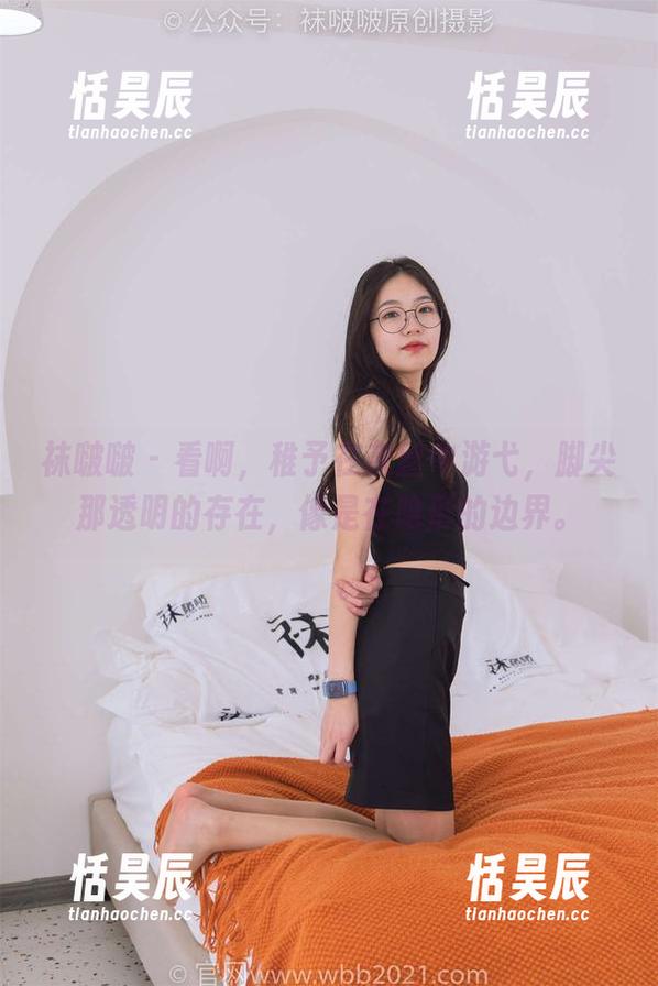 袜啵啵 - 看啊，稚予在灰丝中游弋，脚尖那透明的存在，像是在隐形的边界。