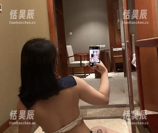 微密圈 - 当朱红色和这双脚相遇，詹詹的福利写真就诞生了