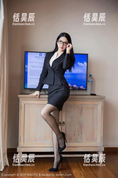 语画界-允儿Claire 语画界 - 允儿Claire的奶牛造型,完整图包带你领略潮流新风尚!