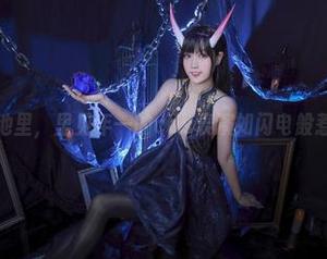 在最新泳池里，里见年一的cos表演如闪电般惹人注目！