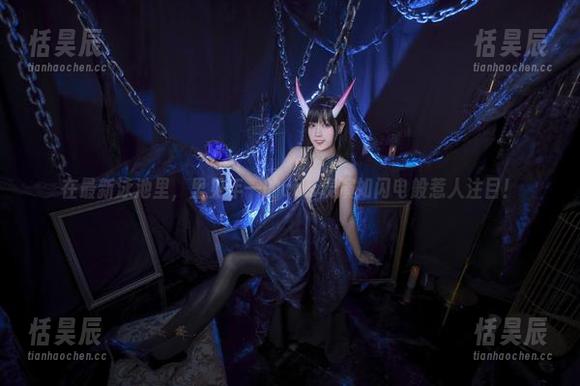 在最新泳池里，里见年一的cos表演如闪电般惹人注目！