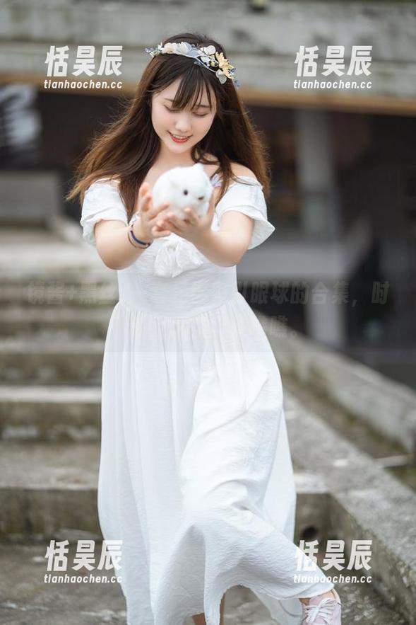 镜酱+黑丝=一套足够吸引眼球的合集，时不时我想拿出来瞧瞧。